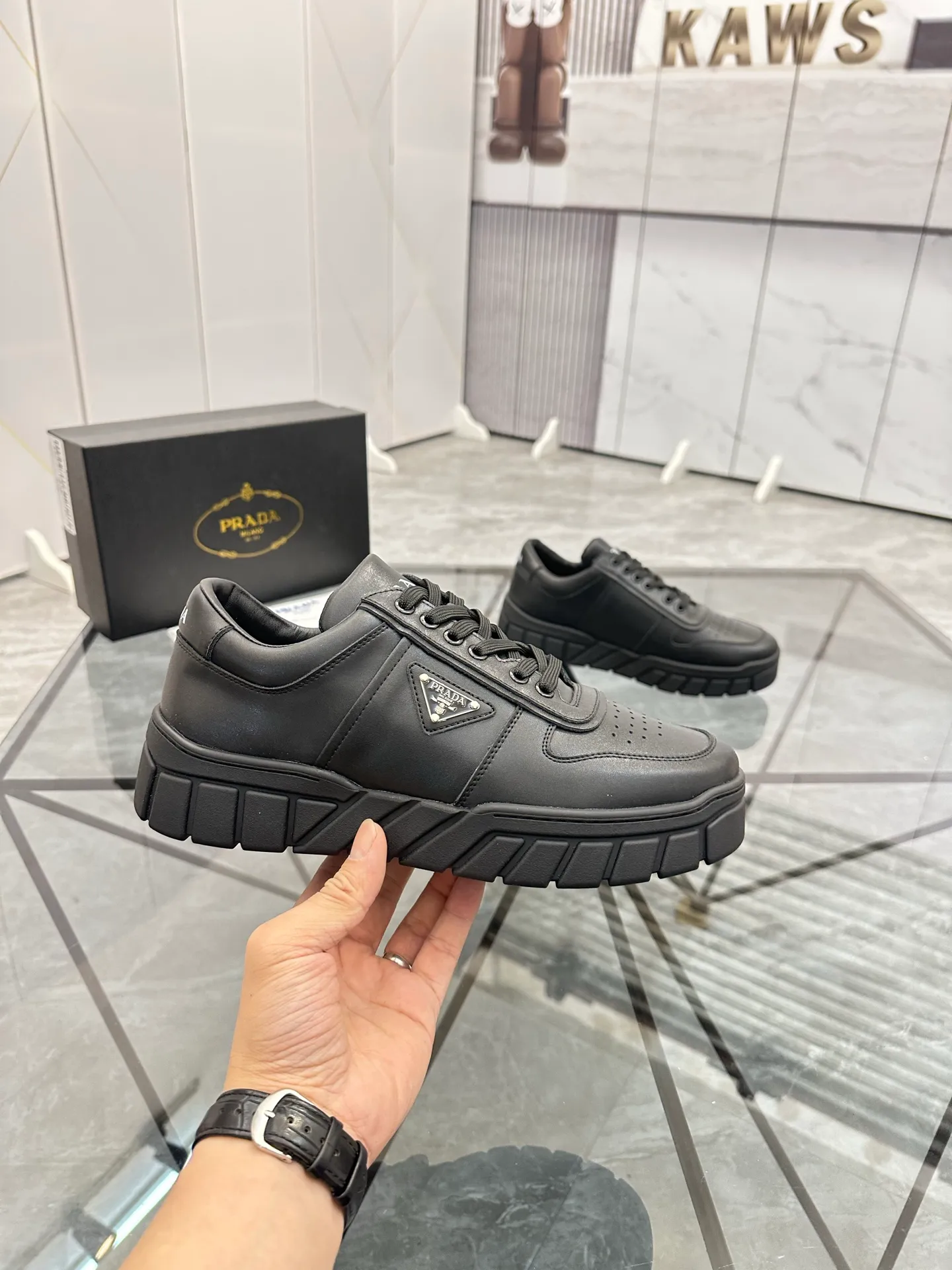 Men's shoes: 💰P420¥ Product trademark: Prada *"Prada*" low-top casual shoes Regular size: 38-44 (can be customized to 45) Product materials: imported cowhide upper, sheepskin lining, original outsole. Number: 020